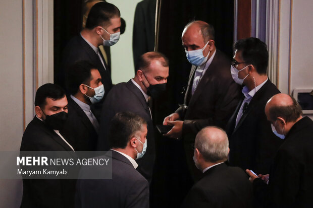 حسین امیر عبداللهیان وزیر امور خارجه  پس از پایان مراسم بزرگداشت روز زن در حال خروج از تالار وحدت است