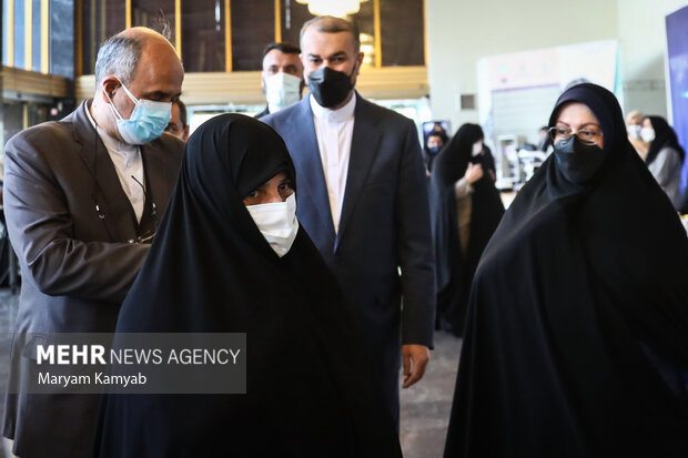 حسین امیر عبداللهیان وزیر امور خارجه و جمیله علم الهدی همسر رییس جمهوردر حال ورود به سالن برگزاری مراسم مراسم بزرگداشت روز زن هستند