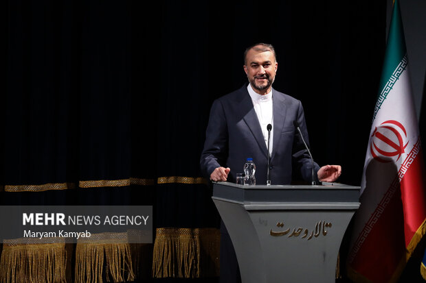 حسین امیر عبداللهیان وزیر امور خارجه در حال سخنرانی در مراسم بزرگداشت روز زن که ظهر امروز دوشنبه در تالار وحدت تهران برگزار شد، است 