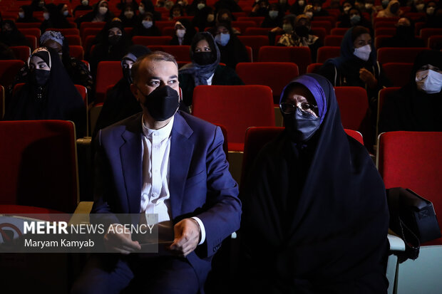حسین امیر عبداللهیان وزیر امور خارجه به همراه همسرش در مراسم بزرگداشت روز زن در تالار وحدت حضور دارد