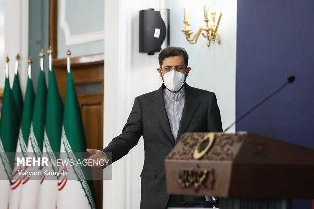 سعید خطیب زاده سخنگوی وزارت امور خارجه در حال ورود به نشست خبری است