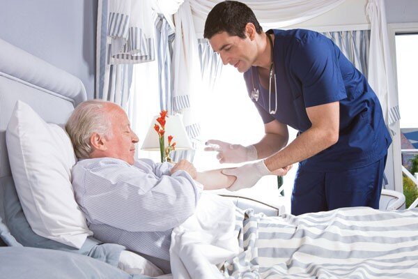 پرستار سالمند برای چه افرادی مناسب است و چه وظایفی دارد؟
