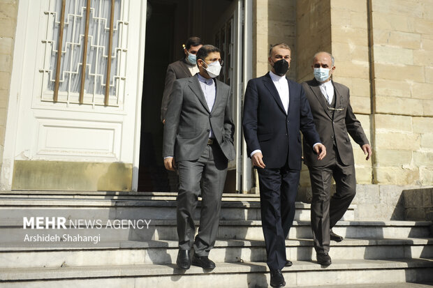 حسین امیر عبداللهیان وزیر امور خارجه ایران در حال ورود به محل دیدار با رابرت دوسی، وزیر امور خارجه توگو است