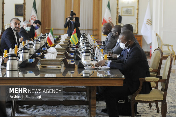 Iranian, Togolese FMs hold meeting
