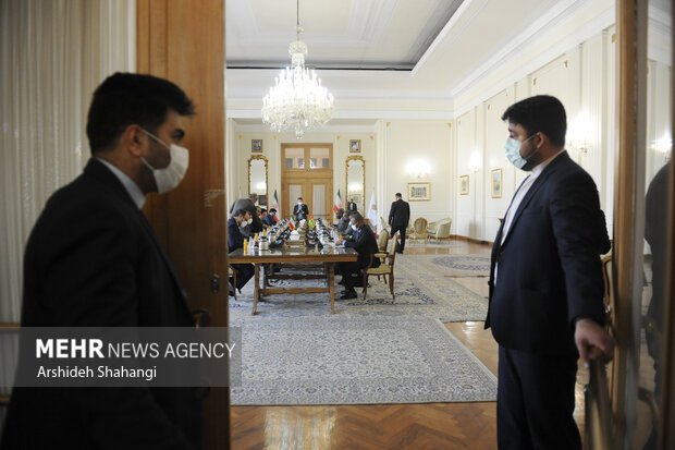 رابرت دوسی، وزیر امور خارجه توگو و حسین امیرعبداللهیان وزیر امور خارجه ایران در محل وزارت امور خارجه ایران دیدار و گفتگو کردند