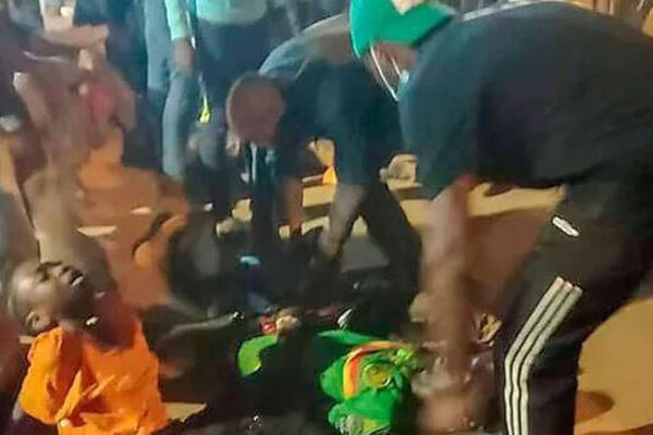 صعود مرگبار تیم ملی کامرون/کشته شدن ۸ تماشاگر در اثر ازدحام جمعیت