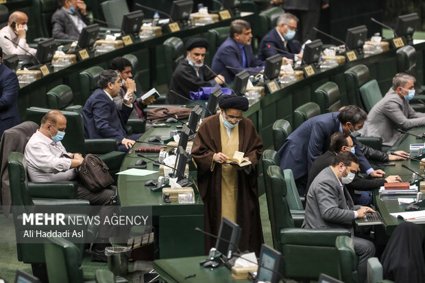 صحن علنی مجلس شورای اسلامی صبح امروز ۵ بهمن ماه ۱۴۰۰  با طرح سوال از احمد وحیدی وزیر کشور و سید رضا فاطمی امین وزیر صنعت معدن تجارت برگزار شد