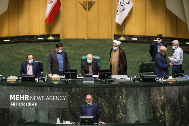 احمد وحیدی وزیر کشور در حال سخنرانی در صحن علنی مجلس شورای اسلامی است