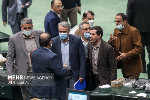 سید رضا فاطمی امین وزیر صنعت معدن و تجارت در صحن علنی مجلس شورای اسلامی حضور دارد