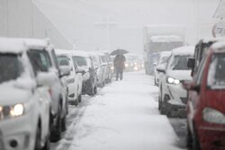 تردد تریلی در محور قوچان درگز به علت بارش برف ممنوع شد
