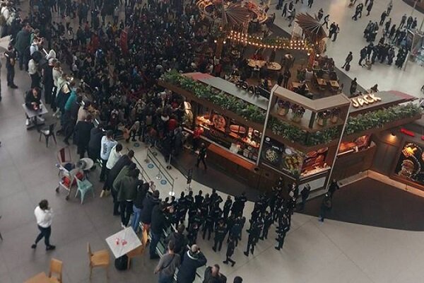 İstanbul Havalimanı’nda mahsur kalanlar turistlerden protesto