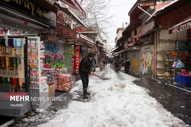 برف سنگین هزاران نفر را در استانبول گرفتار کرد