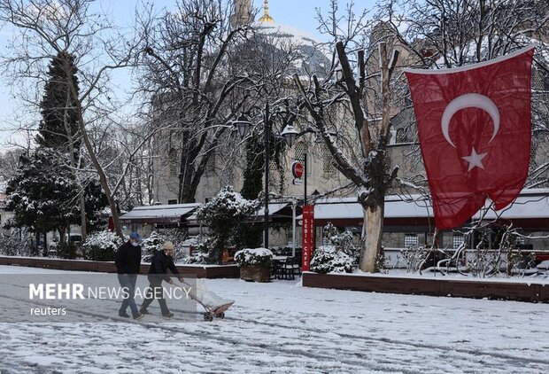 برف سنگین هزاران نفر را در استانبول گرفتار کرد