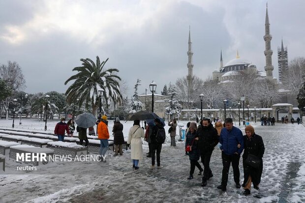 برف سنگین هزاران نفر را در استانبول گرفتار کرد