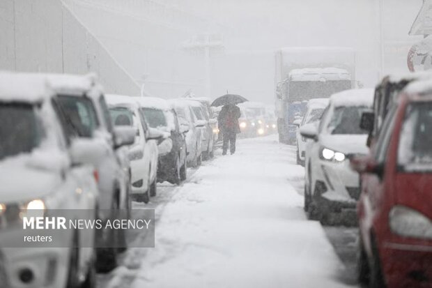 تردد تریلی در محور قوچان درگز به علت بارش برف ممنوع شد