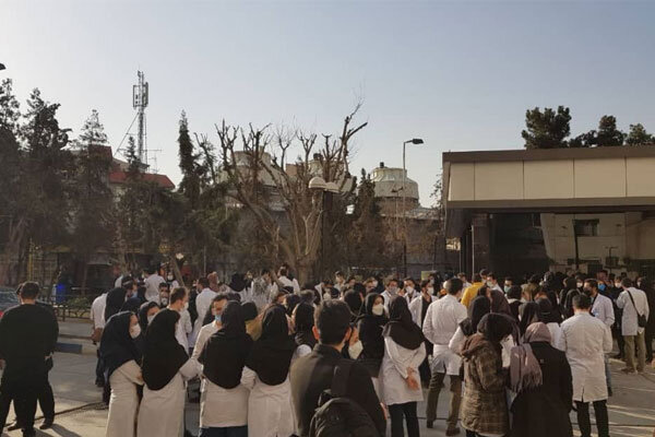 اعتراض دستیاران دانشگاه علوم پزشکی ایران به عدم پرداخت کمک هزینه