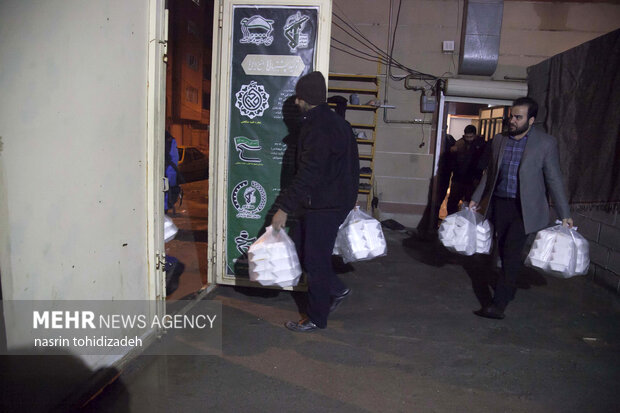 کمک رسانی جهادگران به بی سرپناهان در کرمانشاه