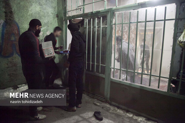 کمک رسانی جهادگران به بی سرپناهان در کرمانشاه