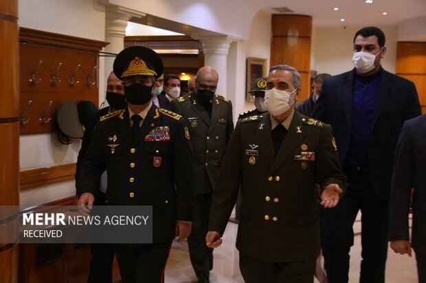 سپهبد ذاکر حسن‌اف وزیر دفاع جمهوری آذربایجان، صبح چهار شنبه ۶ بهمن ۱۴۰۰ با امیر سرتیپ آشتیانی وزیر دفاع و پشتیبانی نیروهای مسلح دیدار و گفتگو کرد