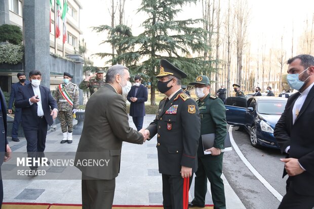 İran Savunma Bakanı, Azeri mevkidaşı ile görüştü