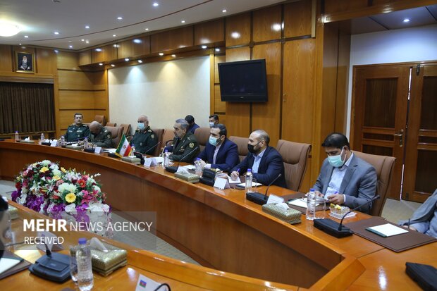 سپهبد ذاکر حسن‌اف وزیر دفاع جمهوری آذربایجان، صبح چهار شنبه ۶ بهمن ۱۴۰۰ با امیر سرتیپ آشتیانی وزیر دفاع و پشتیبانی نیروهای مسلح دیدار و گفتگو کرد