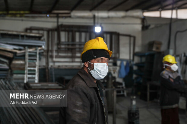یکی از مددجویان در کارگاه های مرکز ترک اعتیاد مهر سروش مشغول به کار است