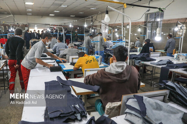 مددجویان در کارگاه خیاطی مرکز ترک اعتیاد مهر سروش مشغول به کار است
