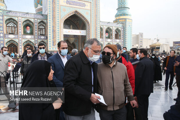  علیرضا زاکانی شهردار تهران در حال گفتگو با یکی از شهروندان است 