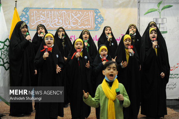 جمعی از کودکان و نوجوانان در حال اجرای سرود در مراسم افتتاح واگن ویژه زنان و کودکان می باشند