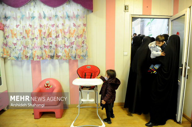 نمایی از اتاق کودک و مادر در مراسم افتتاح واگن ویژه زنان و کودکان در تصویر دیده میشود