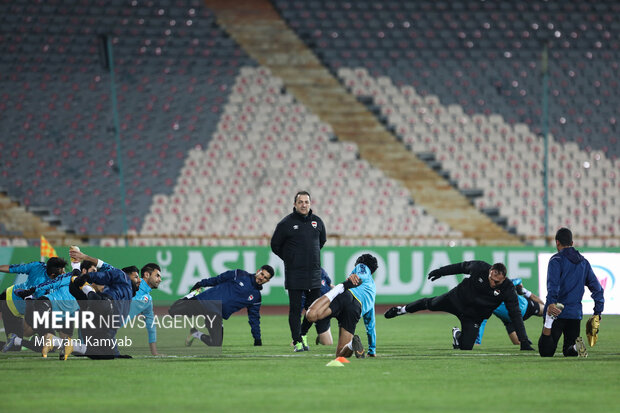 زلیکو پتروویچ سرمربی تیم فوتبال عراق در تمرین این تیم در ورزشگاه آزادی حضور دارد