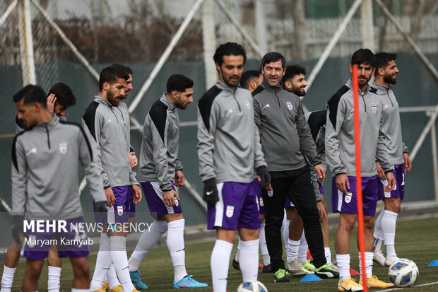 کریم باقری مربی تیم فوتبال ایران در آخرین تمرین تیم ملی فوتبال ایران پیش از دیدار با عراق حضور دارد