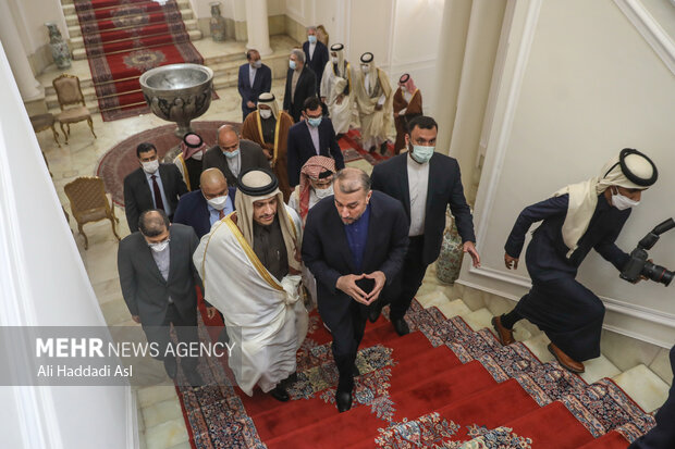حسین امیر عبدالهیان وزیر امور خارجه کشورمان و محمد بن عبدالرحمن آل ثانی، معاون نخست وزیر و وزیر امور خارجه قطر در حال گفتگو با یکدیگر هستند