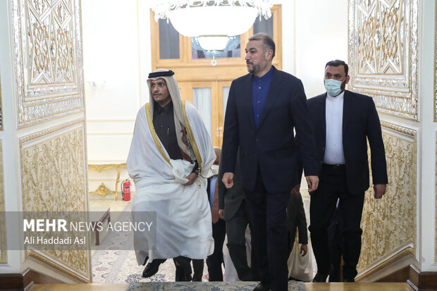 حسین امیر عبدالهیان وزیر امور خارجه کشورمان و محمد بن عبدالرحمن آل ثانی، معاون نخست وزیر و وزیر امور خارجه قطر در حال گفتگو با یکدیگر هستند