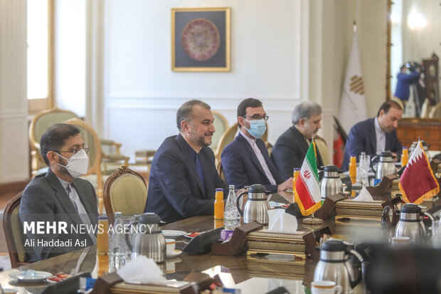حسین امیر عبدالهیان وزیر امور خارجه کشورمان در دیدار با محمد بن عبدالرحمن آل ثانی، معاون نخست وزیر و وزیر امور خارجه قطرحضور دارد
