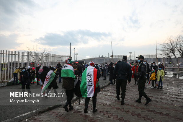 تماشاگران از ساعاتی قبل شروع دیدار تیم های فوتبال ایران و عراق ،جهت تماشای این مسابقه به ورزشگاه آزادی آمدند