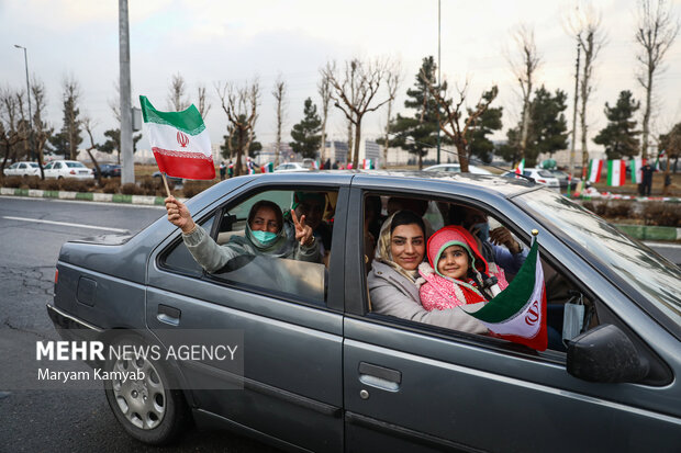 تماشاگران از ساعاتی قبل شروع دیدار تیم های فوتبال ایران و عراق ،جهت تماشای این مسابقه به ورزشگاه آزادی آمدند