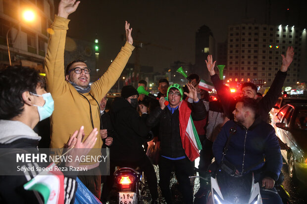  مردم پس از صعود ایران به جام جهانی قطر با حضور در میدان ولی عصر (عج)  به جشن و پایکوبی پرداختند