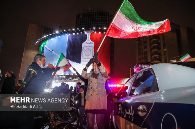 مردم پس از صعود ایران به جام جهانی قطر با حضور در میدان ولی عصر (عج) به جشن و پایکوبی پرداختند