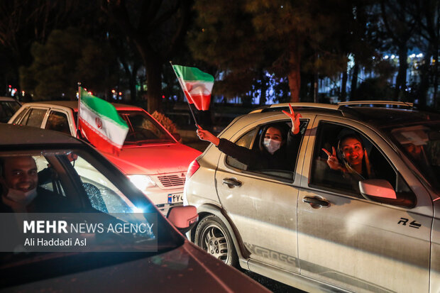 مردم پس از صعود ایران به جام جهانی قطر با حضور در میدان ولی عصر (عج) به جشن و پایکوبی پرداختند