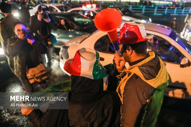 مردم پس از صعود ایران به جام جهانی قطر با حضور در میدان ولی عصر (عج) به جشن و پایکوبی پرداختند