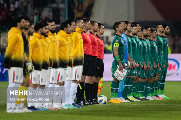 دو تیم ملی فوتبال ایران و عراق در حال انجام تشریفات پیش از دیدار تیم های ملی فوتبال ایران و عراق هستند