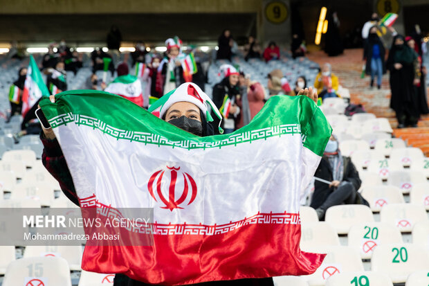 بانوان تماشاگر در دیدار تیم های ملی فوتبال ایران و عراق بر روی سکو های ورزشگاه آزادی تهران حضور دارند