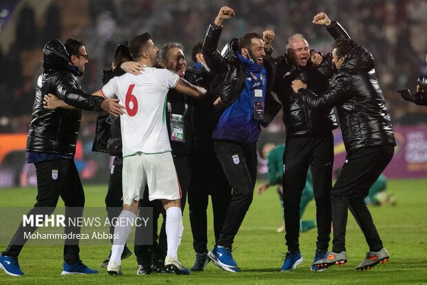 پس از پیروزی تیم ملی فوتبال اران در مقابل عراق و صعود به جام جهانی ۲۰۲۲ قطر بازیکنان تیم ملی فوتبال در حال شادی در زمین مسابقه هستند