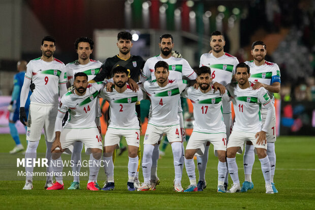 بازیکنان تیم ملی فوتبال ایران پیش از دیدار تیم های ملی فوتبال ایران و عراق عکس یادگاری میگیرند