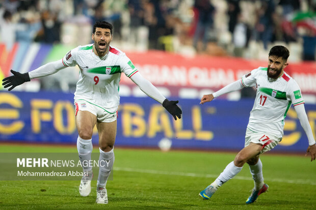 مهدی طارمی پس از به ثمر رساندن گل برتری تیم ملی فوتبال ایران در مقابل عراق در حال شادی است 