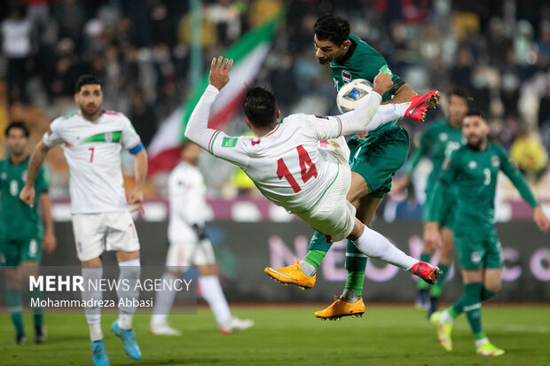 سامان قدوس در حال زدن ضربه به سمت در وازه تیم ملی فوتبال عراق در دیدار تیم های ملی فوتبال ایران و عراق است