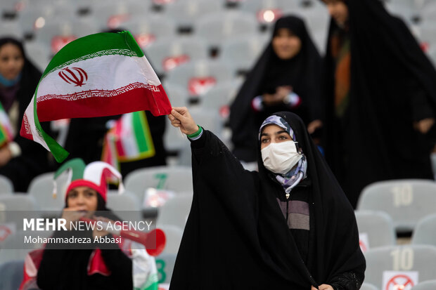 بانوان تماشاگر در دیدار تیم های ملی فوتبال ایران و عراق بر روی سکو های ورزشگاه آزادی تهران حضور دارند