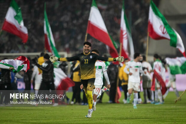امیر عابدزاده دروازبان تیم ملی فوتبال ایران پس از پیروزی تیم ملی فوتبال ایران در مقابل  تیم ملی فوتبال عراق و صعود به جام جهانی در حال شادی است