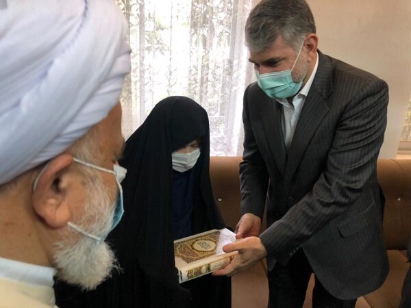 وزیر جهاد کشاورزی از خانواده شهید «ناصر نیکوکار» دیدار کرد
